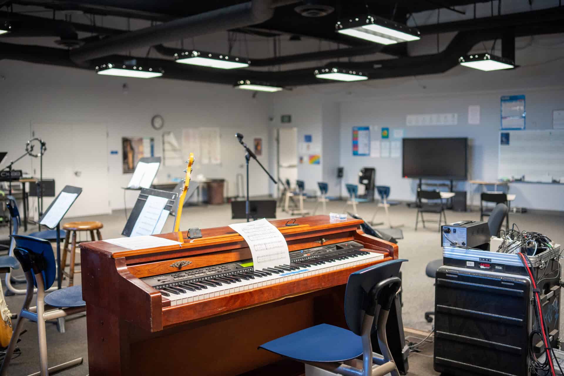 An organ set up in the SDJA music room